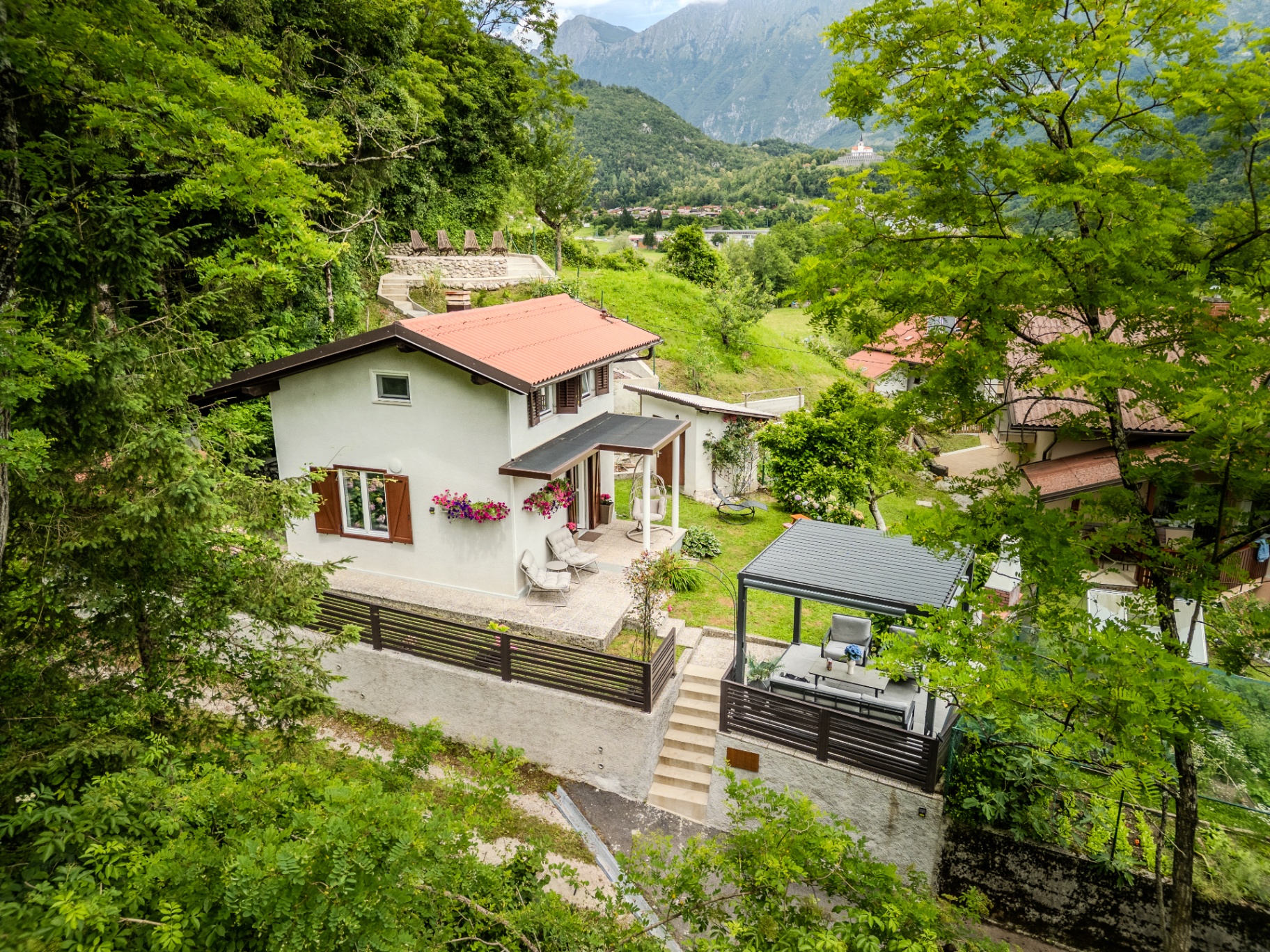 Pogled na počitniško hišo Kobarid in dolino z razgledom na okoliške gore