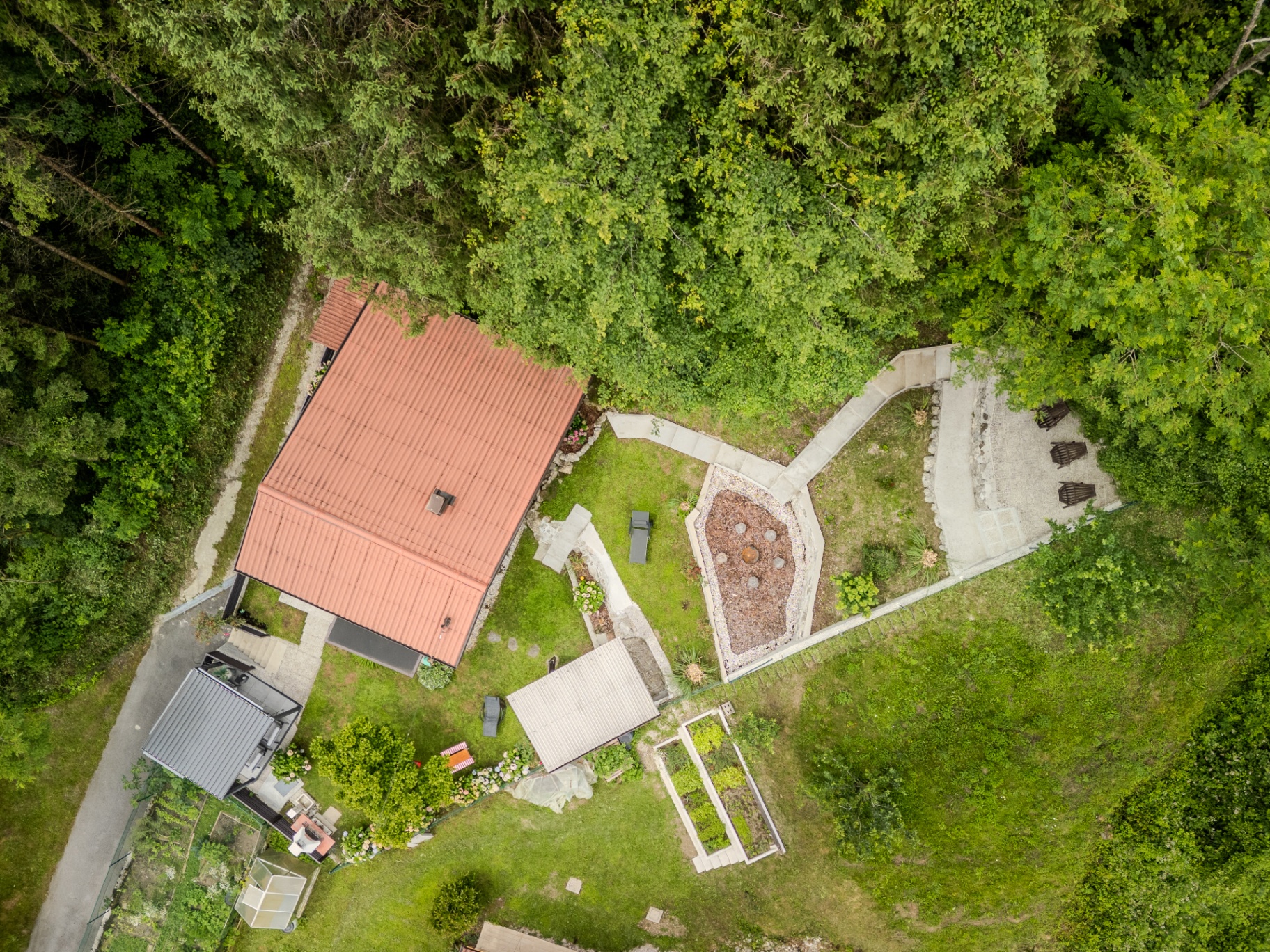 Pogled iz zraka na počitniško hišo v Kobaridu z zgornjo teraso za počitek