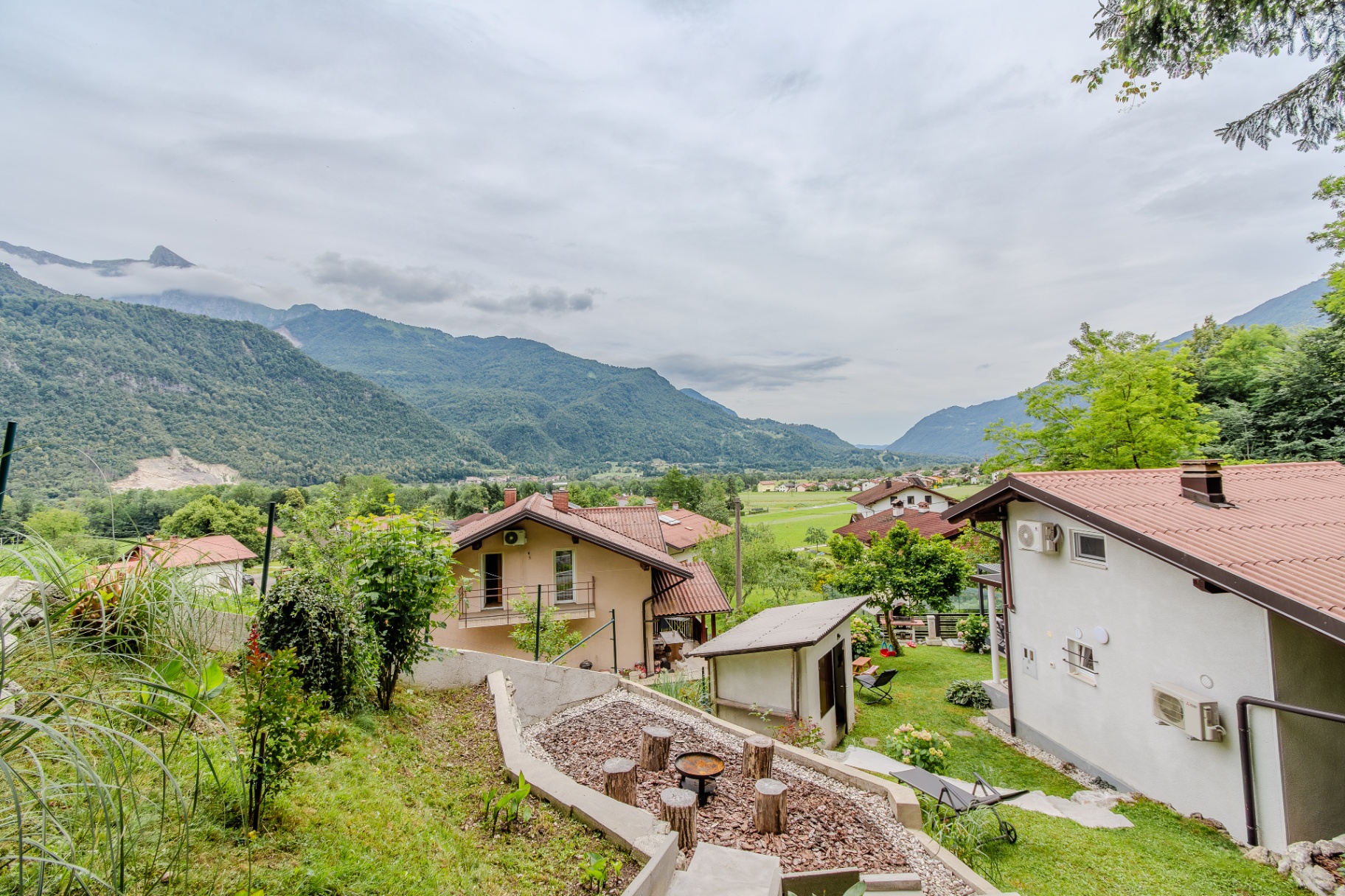 Kurišče ob počitniški hiši Kobarid z razgledom na dolino Soče