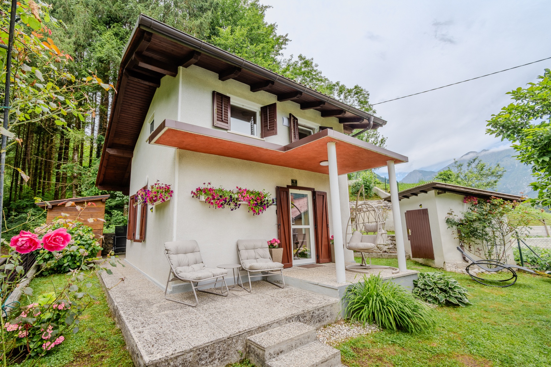 Zunanjost počitniške hiše Cottage Kobarid s teraso in vrtom ob gozdu