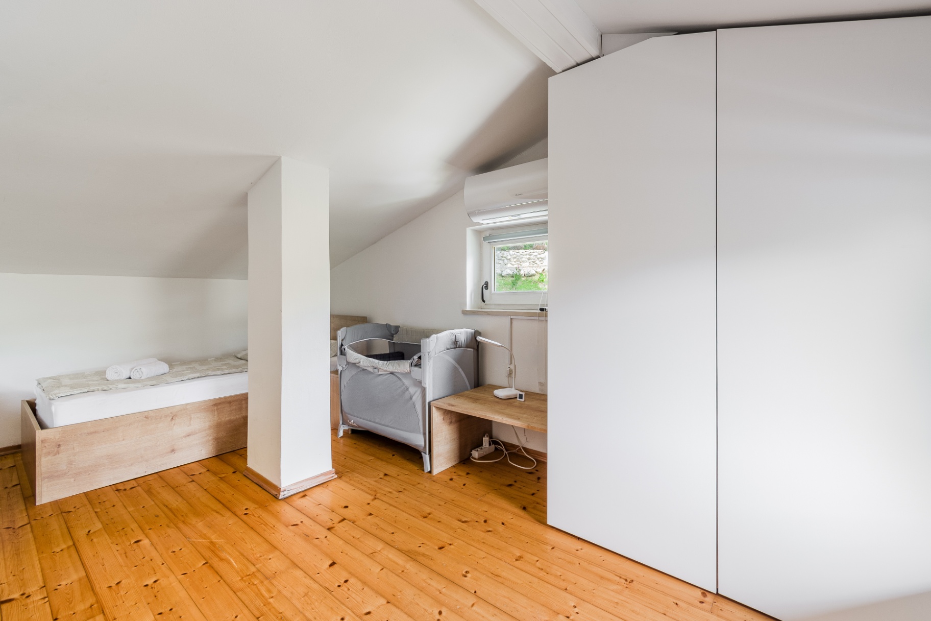 Družinska spalnica v mansardi počitniške hiše Cottage Kobarid