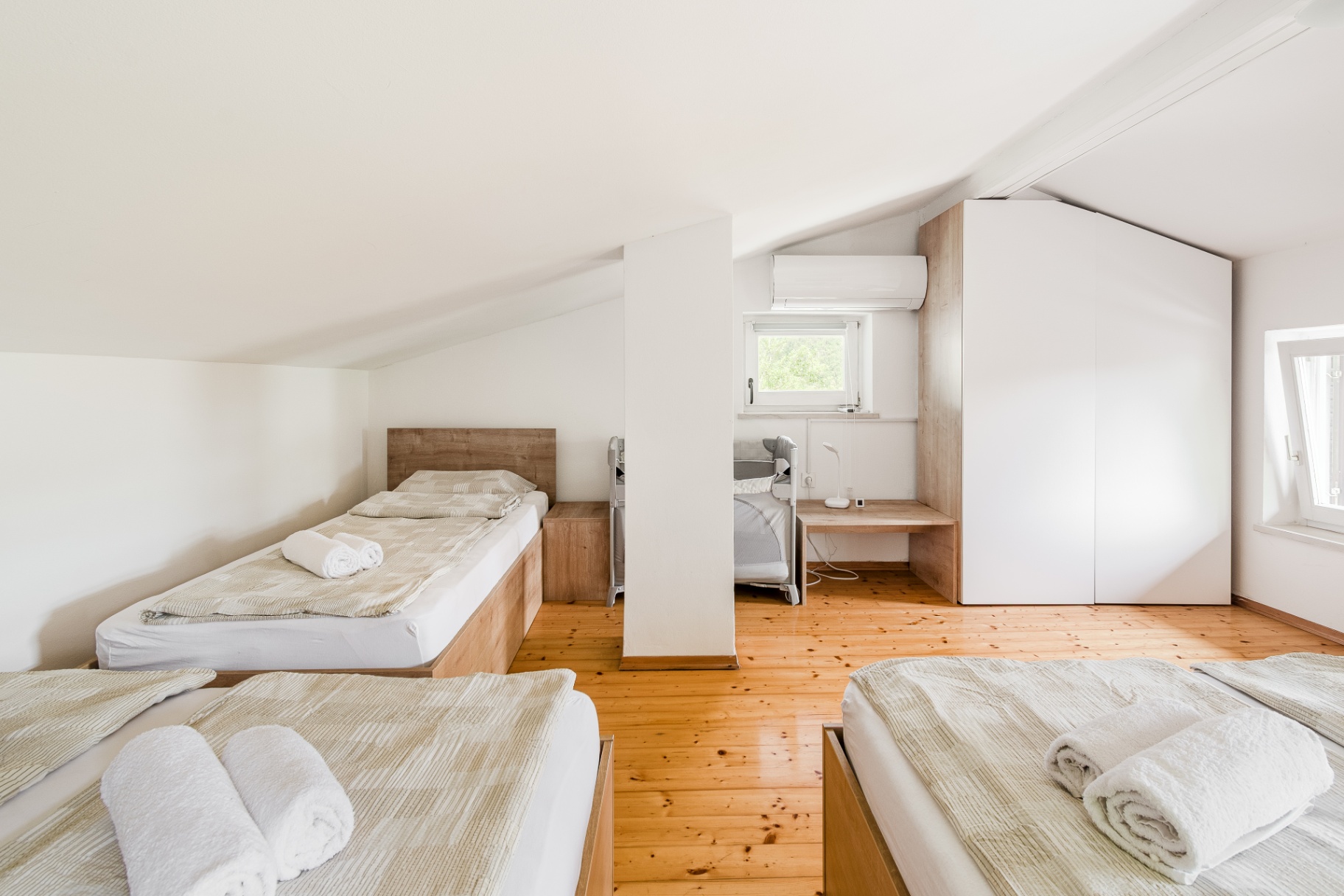 Mansardna spalnica počitniške hiše Cottage Kobarid z več ležišči in otroško posteljico