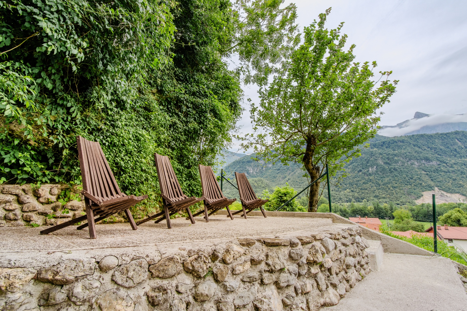 Zgornja razgledna terasa počitniške hiše Kobarid z lesenimi stoli