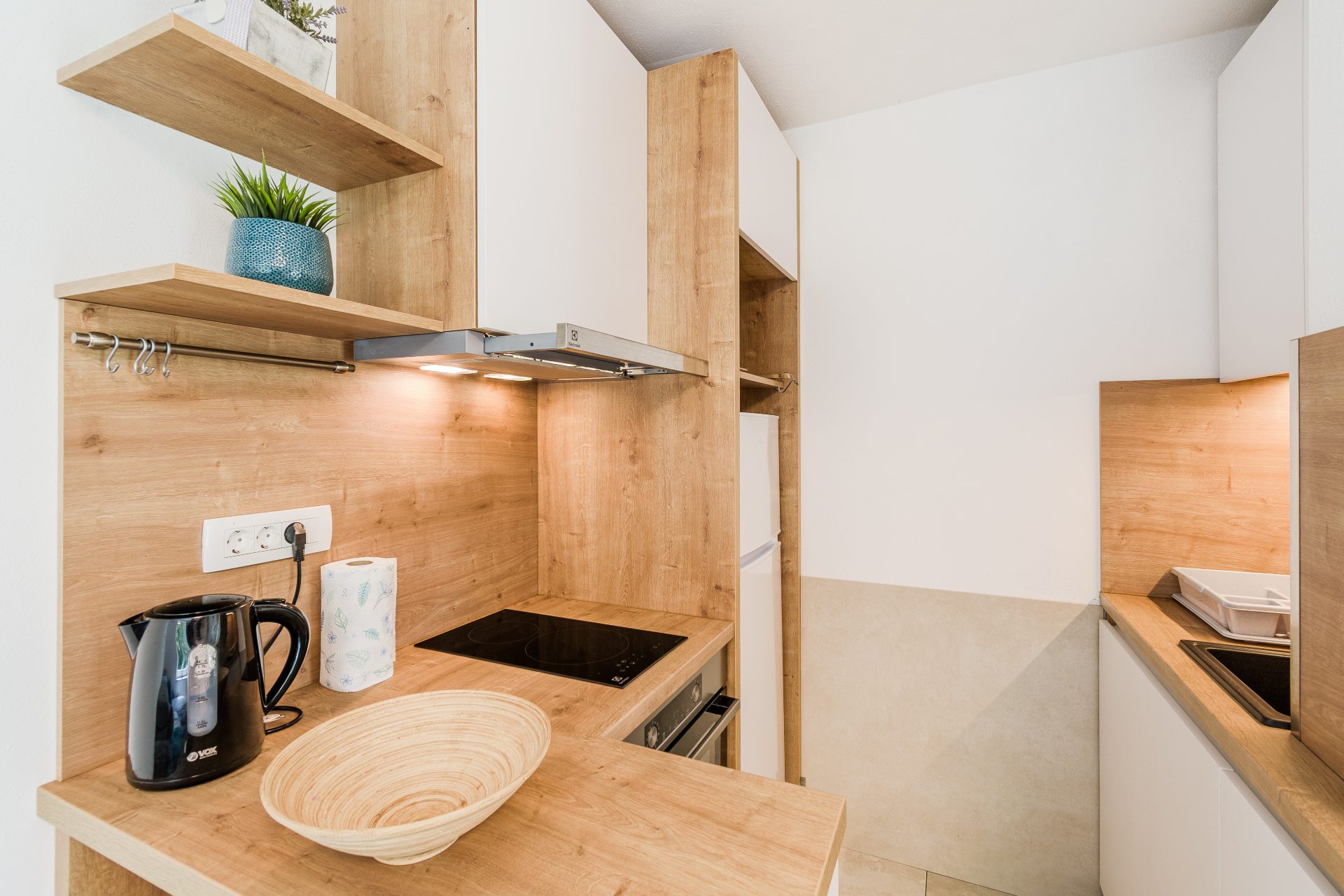 Moderna kuhinja v počitniški hiši Cottage Kobarid z lesenimi površinami