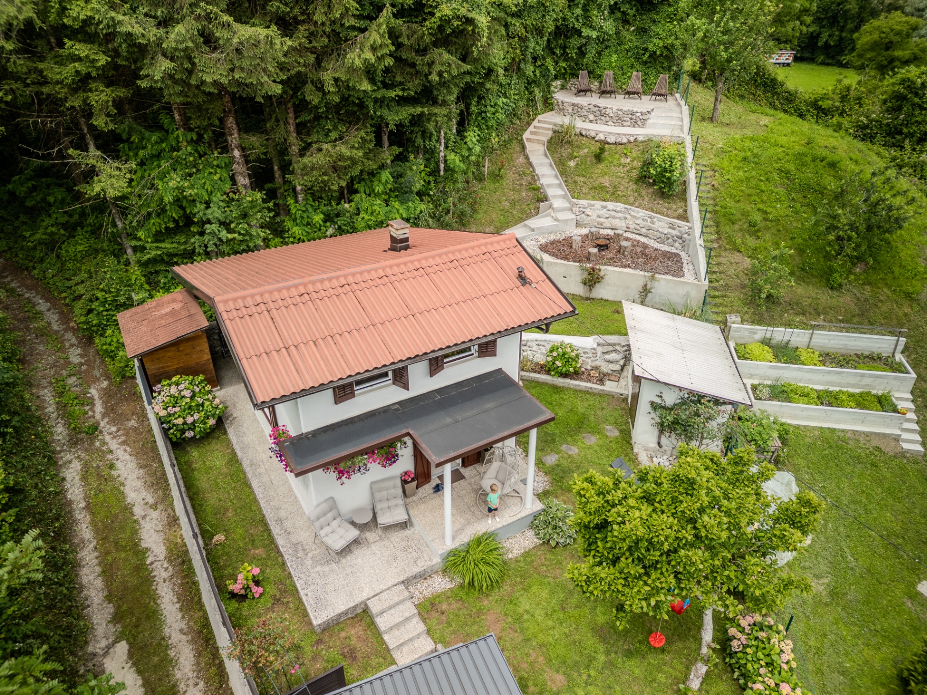 Pogled iz zraka na počitniško hišo Kobarid in vrtne terase
