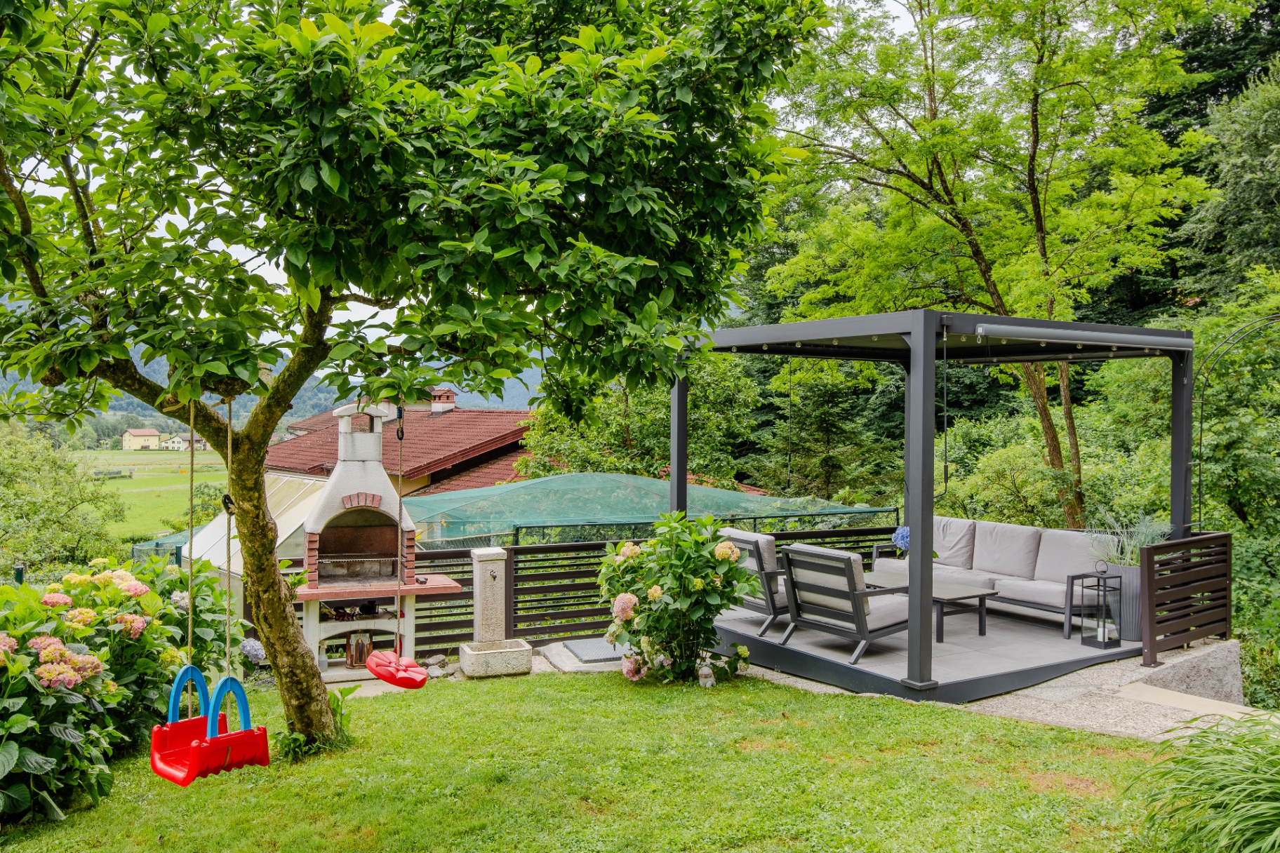 Vrtni lounge in zunanji žar ob počitniški hiši v Kobaridu